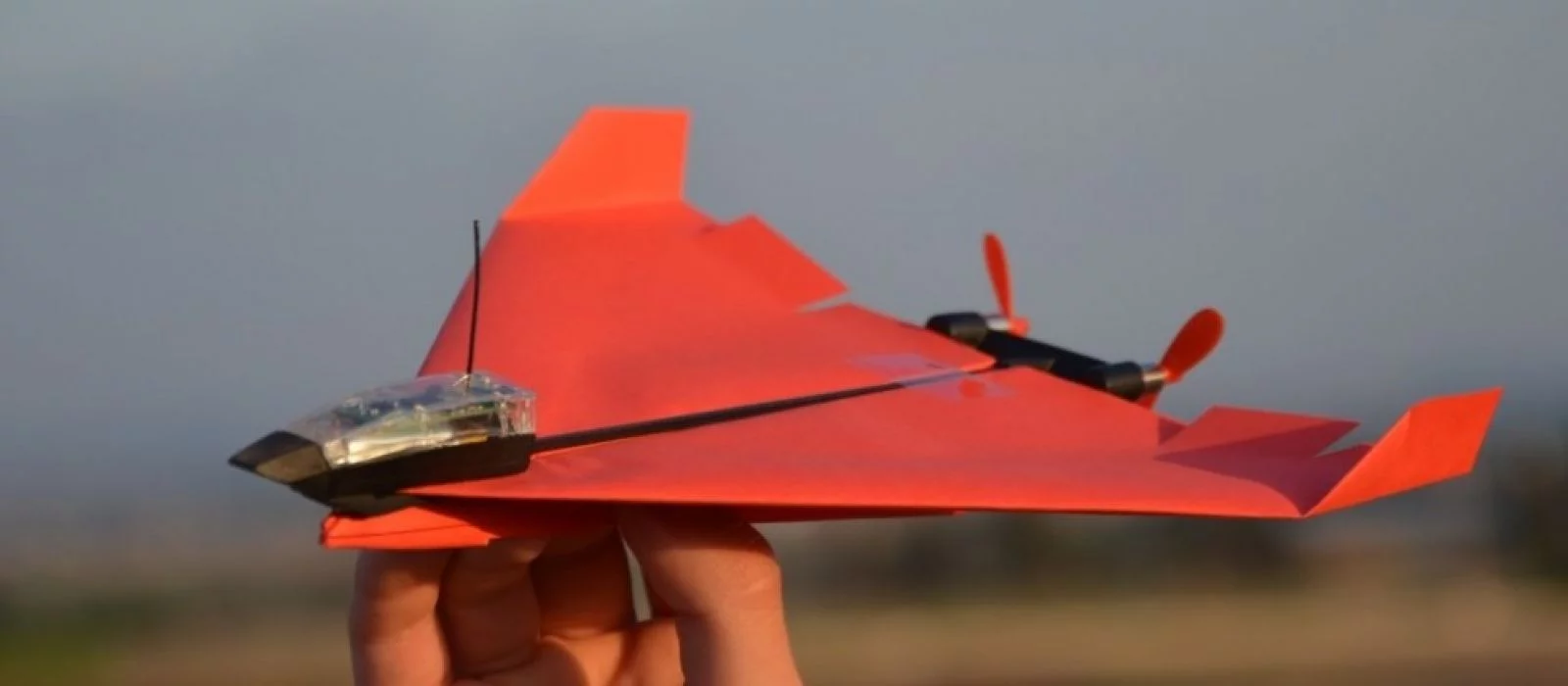 Бумажный самолетик собрал на Kickstarter $1 млн. Им можно управлять со смартфона